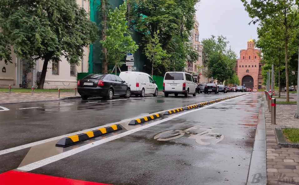 Завдяки бортам авто не може паркуватися на велосмугах. Фото автора