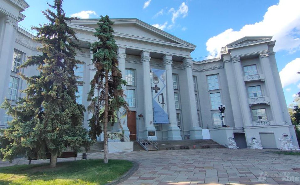 Пікнік проходитиме біля будівлі музею. Фото автора