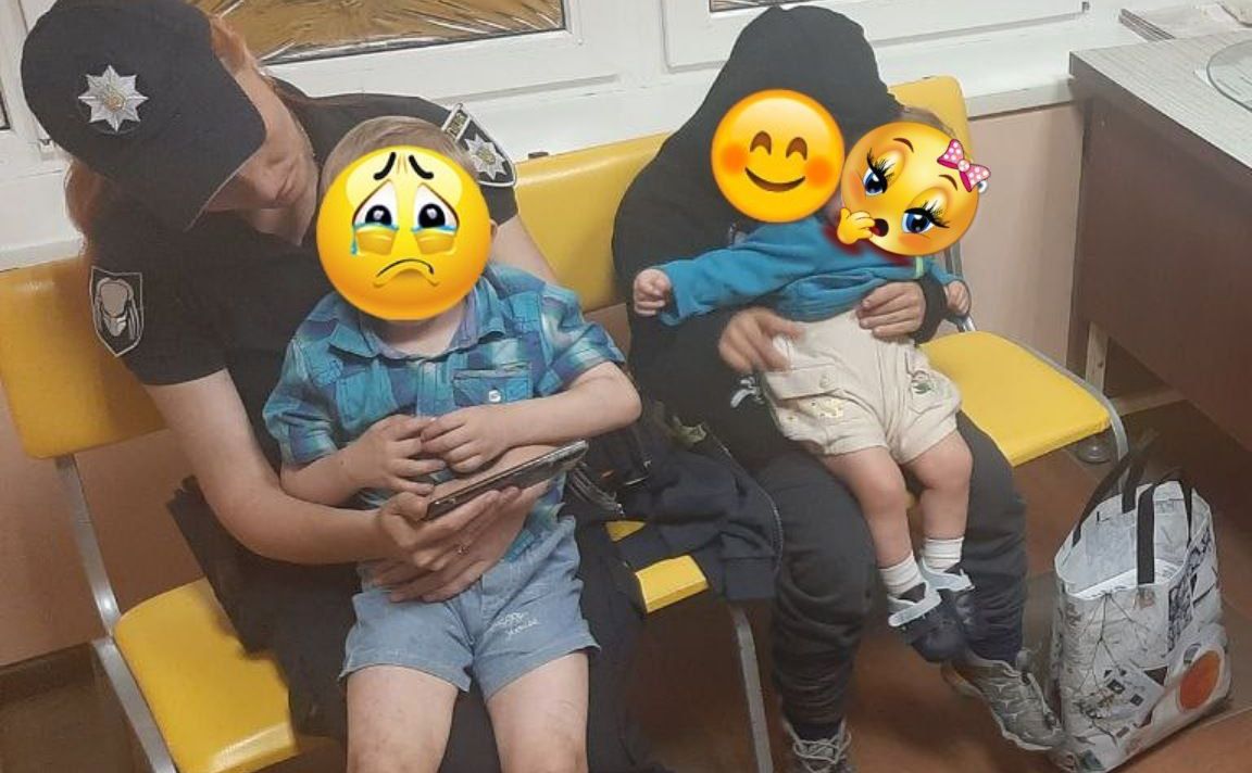 Поліцейські ювенальної превенції вилучили малят із сім’ї. Фото: Нацполіція України
