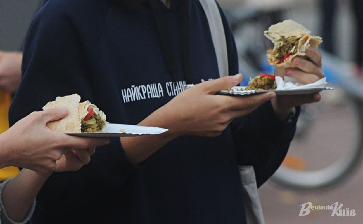 Також перевірятимуть точки, де можуть продавати інші швидкопсувні продукти. Фото Вечірній Київ