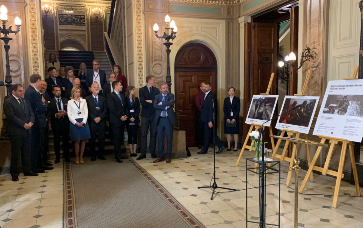 У парламенті Латвії відкрилась виставка світлин з Києва, Харкова, Бучі, Бородянки, Ірпеня. Фото: фейсбук Посольство України у Латвії