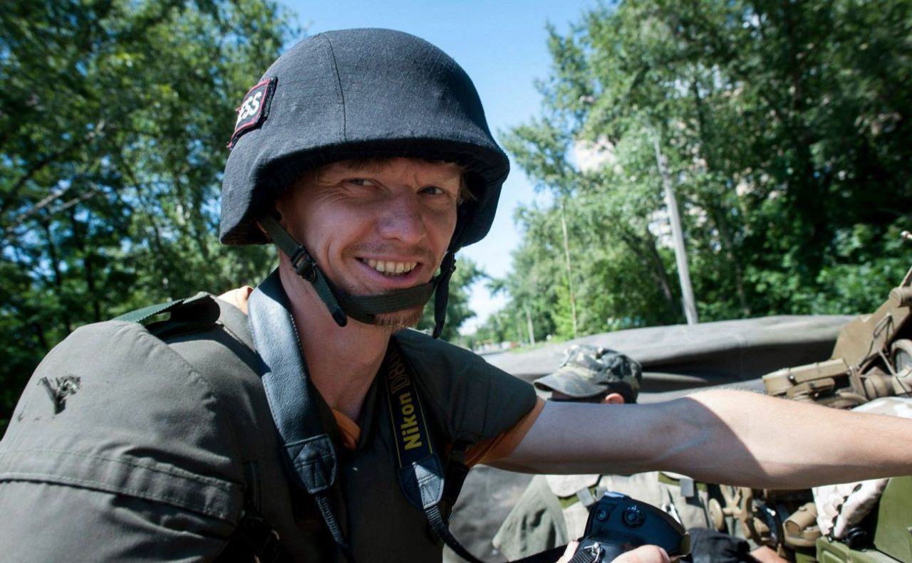 Левін загинув під Києвом 13 березня 2022 року. На його одязі були написи «Преса». Фото: facebook.com-levin.maks