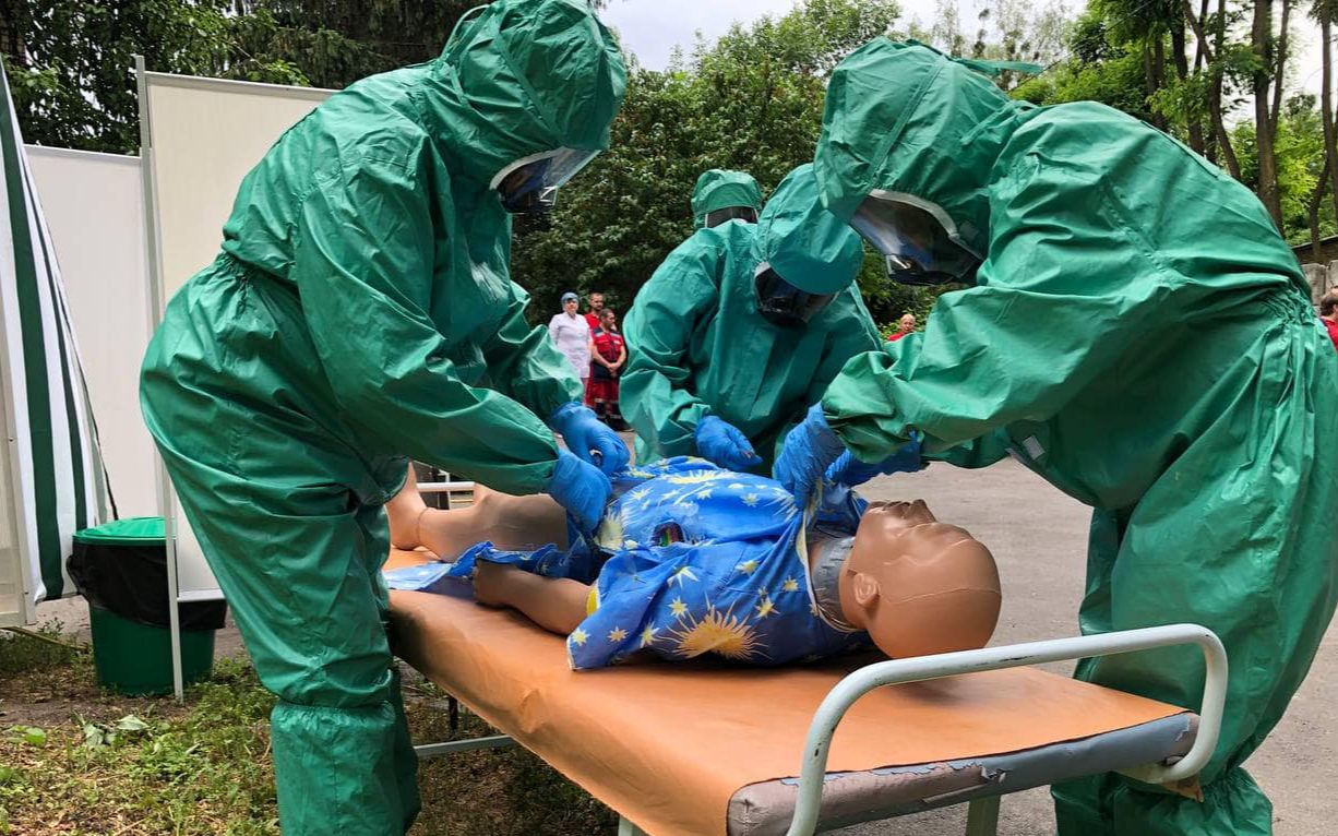 Медики мають бути максимально захищені, коли надають допомогу постраждалим від хімічної атаки. Фото: Департамент охорони здоров’я