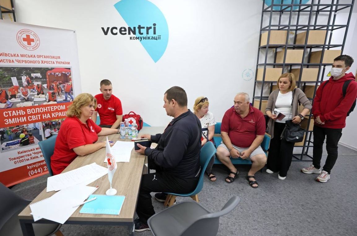 Хаби стали справжніми гуманітарними штабами. Фото: Центр комунікацій