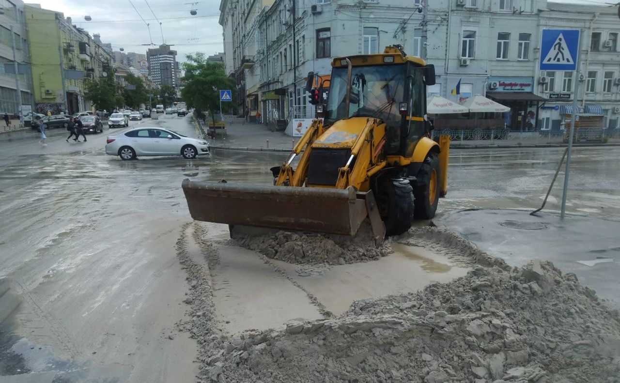 На проїжджу частину винесло ґрунт. Фото: Київавтодор