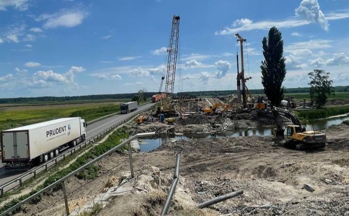 Зараз тут ведуться механізовані роботи на ділянці автодороги МО-3 Київ-Харків.