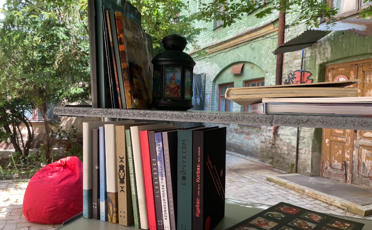 Гості можуть помалювати і почитати книги про мистецтво. Фото: Юлія Ваганова