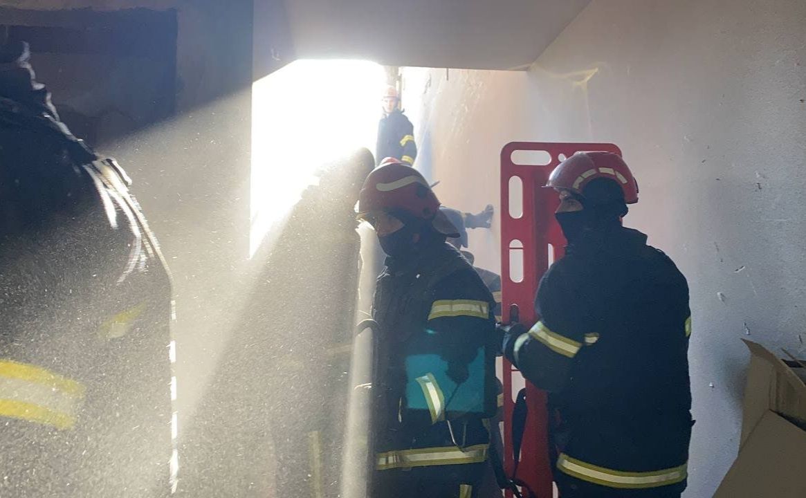 Рятувальники уважно обстрежують розбиті ракетами будинки. Фото: ГУ ДСНС України у м.Києві