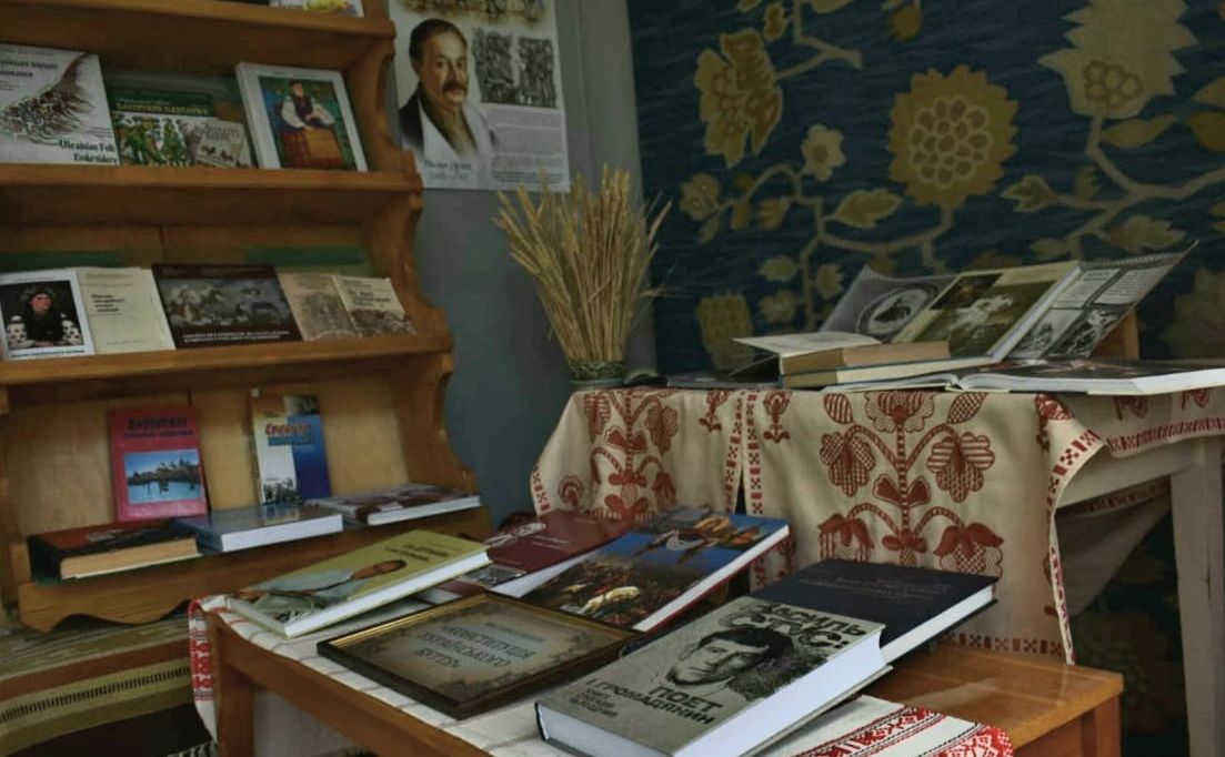 Куточок з книгами підготували до державного свята. Фото: Національний музей народної архітектури та побуту України
