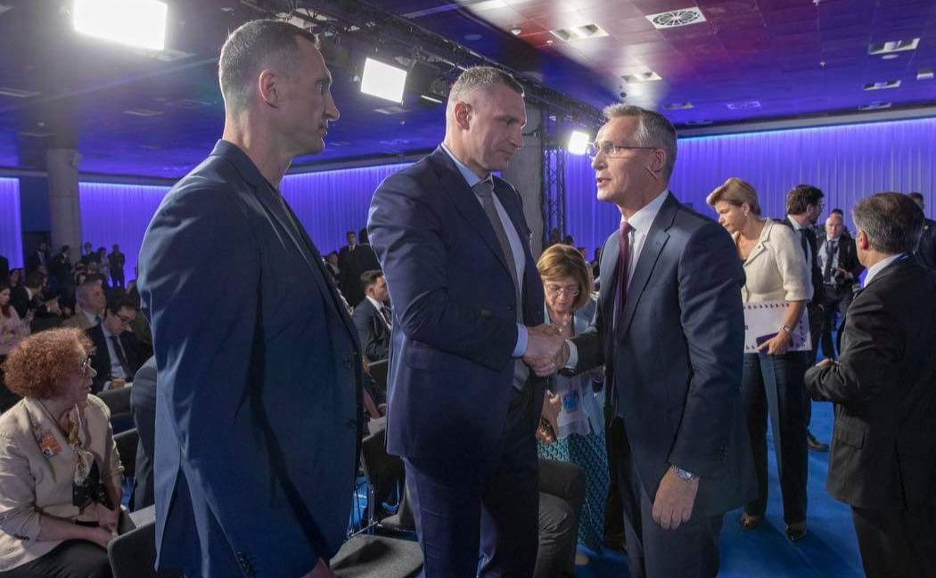 Віталій та Володимир Клички з Єнсом Столтенбергом. Фото: телеграм-канал В.Кличко