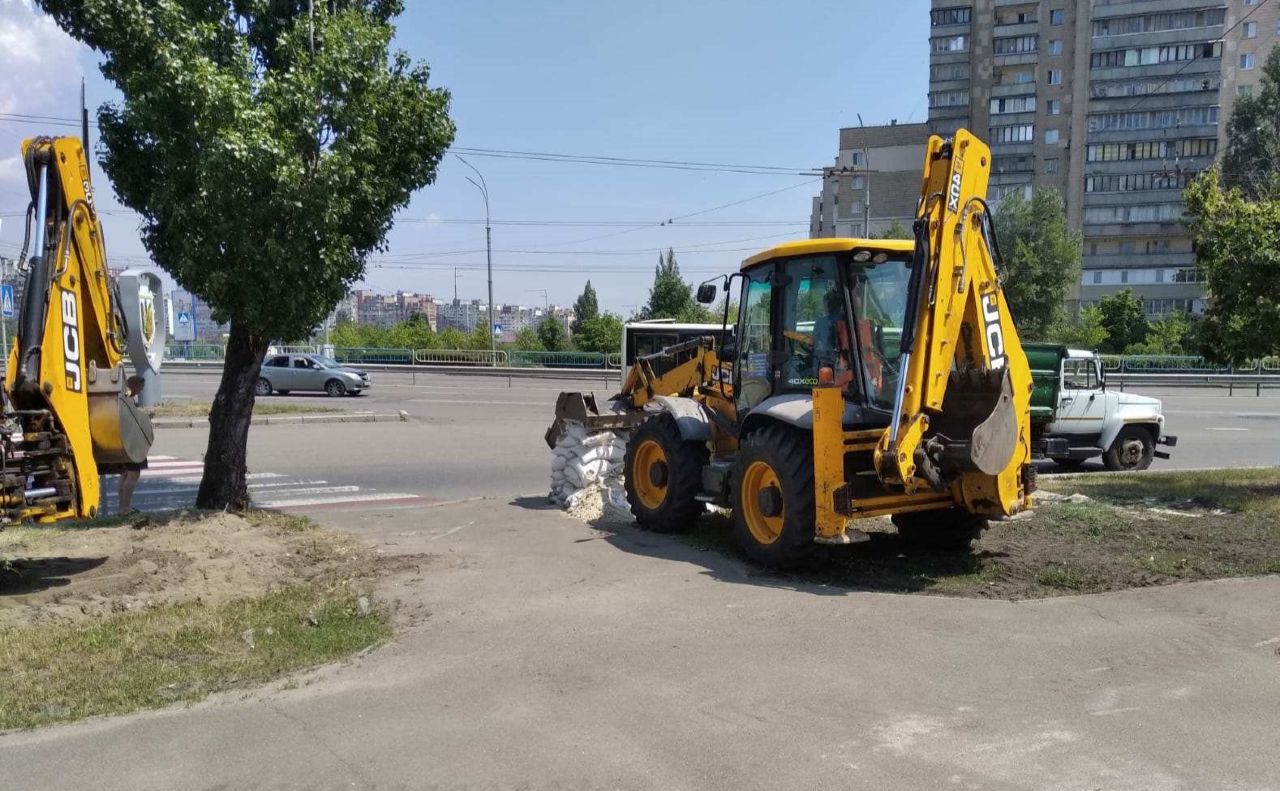 Прибирання на проспекті Шухевича. Фото: Дніпровська РДА