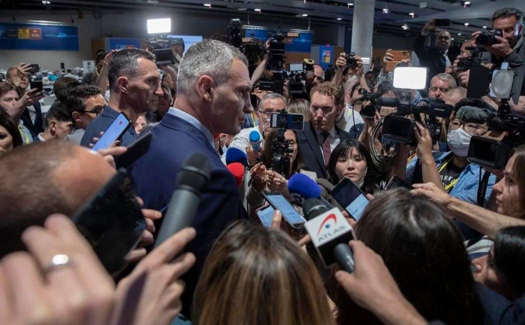 Мер Києва на полях самту НАТО розповів пресі про війну в Україні. Фото: телеграм канал В.Кличко