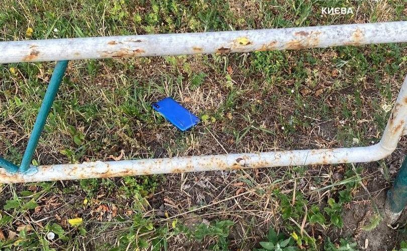 Зловмисника піймали з мобільним телефоном, на якому були сліди крові. Фото: Патрульна поліція