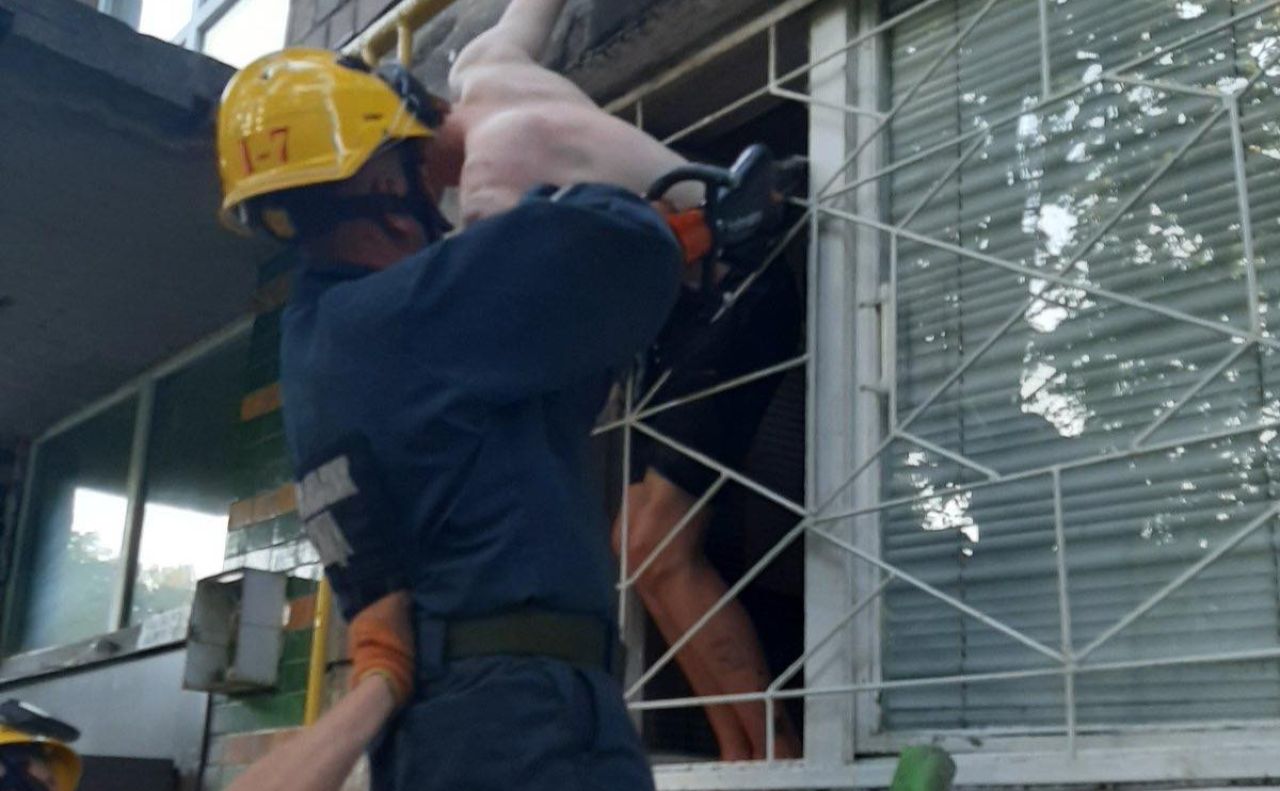 Втікач та рятувальники. Фото: Пресслужба КАРС
