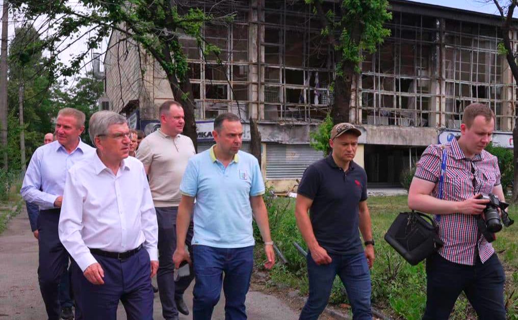 Делегація оглянула зруйнований «Авангард». Фото: фейсбук-сторінка Вадима Гутцайта