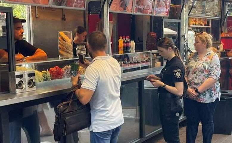 У столиці тривають перевірки закладів торгівлі їжею. Фото: ДПСС