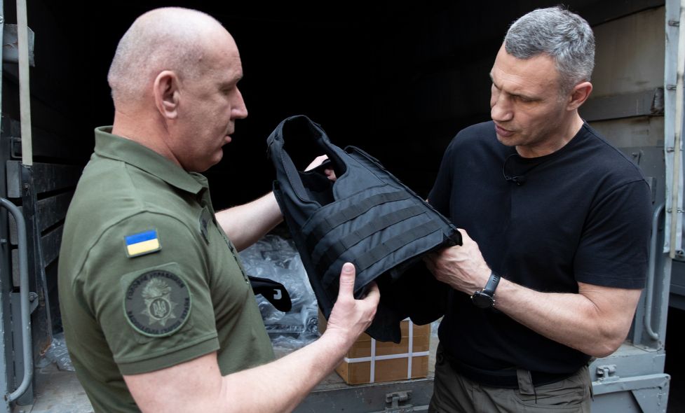 Столиця відправила на фронт «броніки» найвищого ступеню захисту. Фото: КМДА