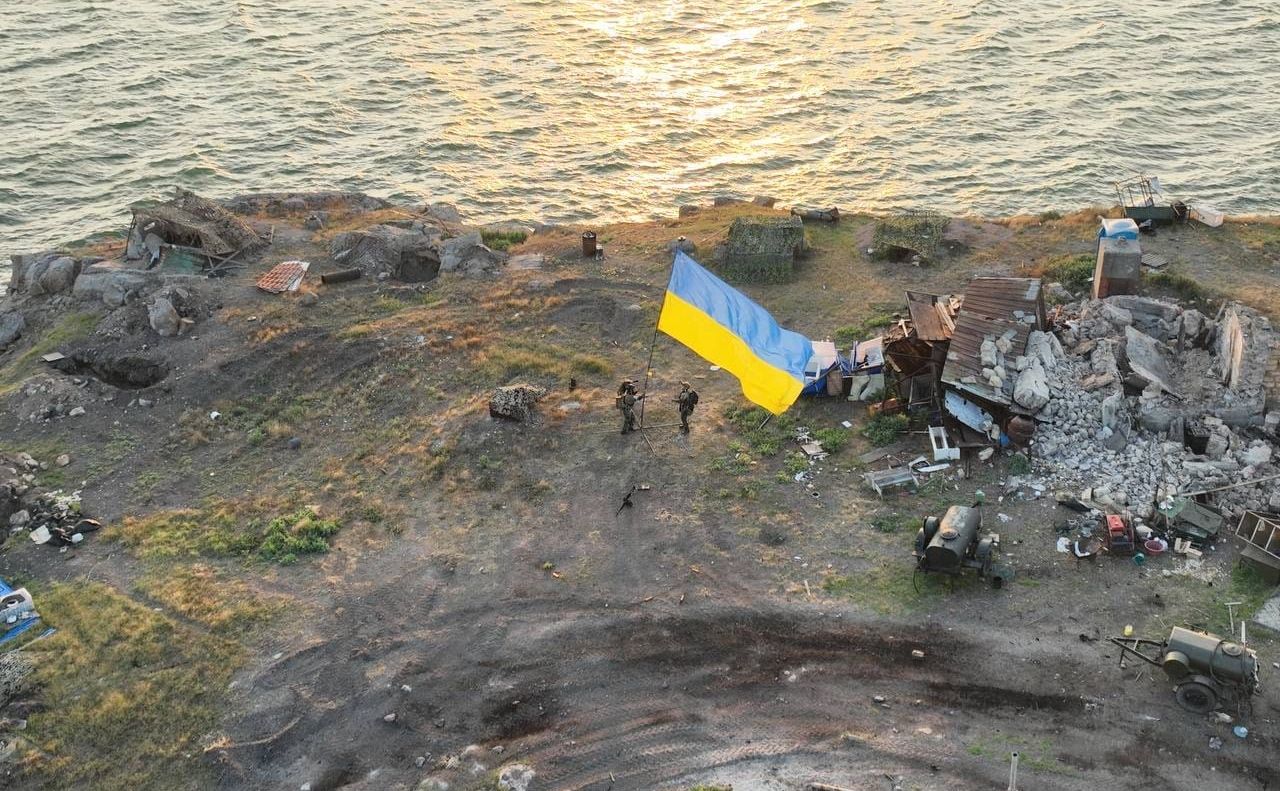 Кілька днів тому прапор доставили на острів вертольотом