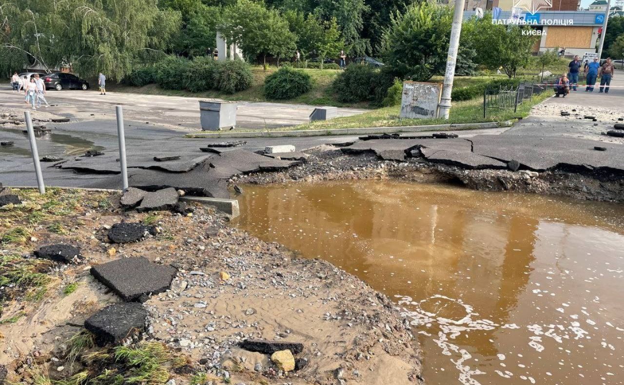 Пошкоджений трубопровід експлуатується понад 44 роки. Фото: Патрульна поліція Києва