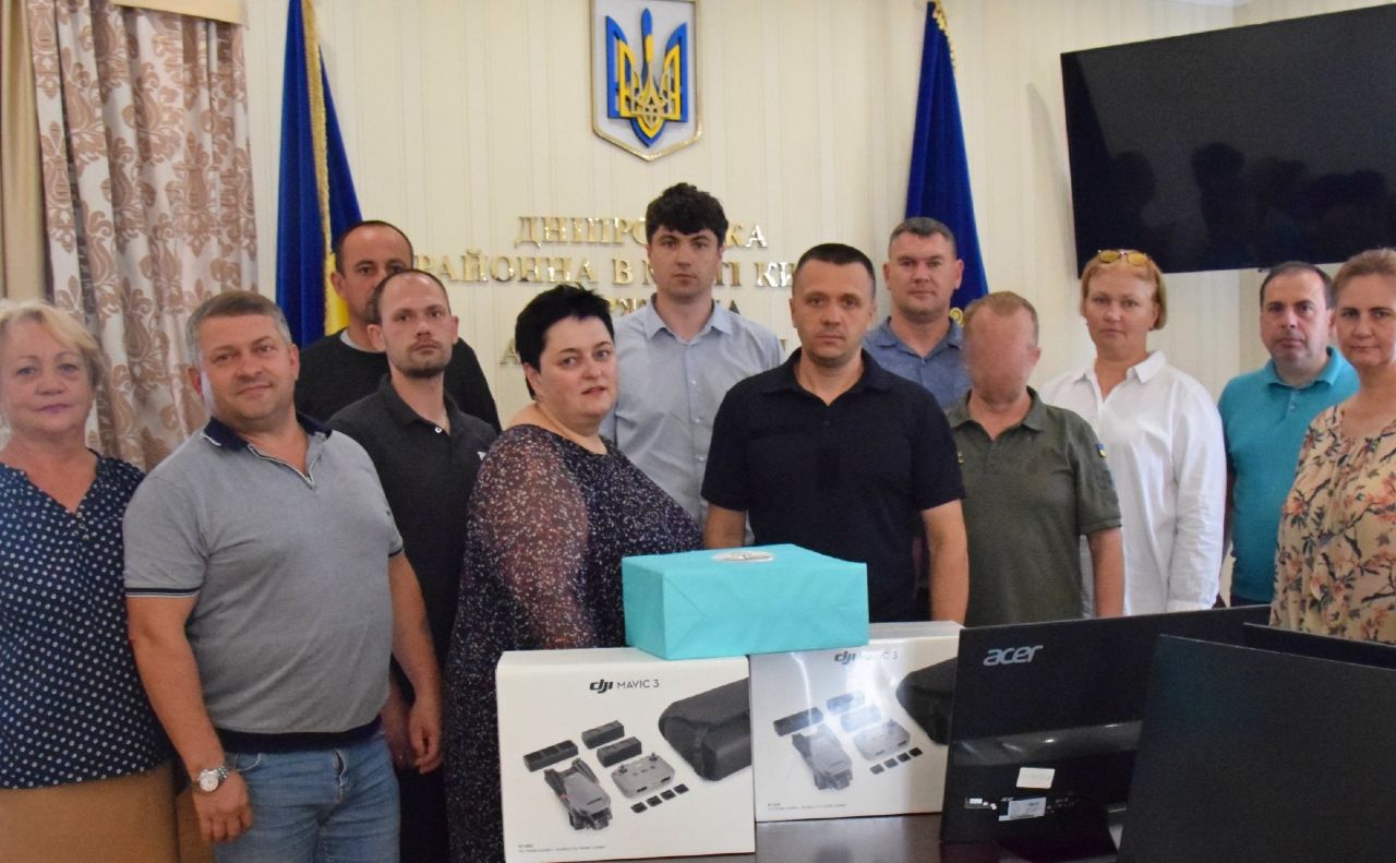 Комунальники Дніпровського району купили за свої кошти дрони для ЗСУ