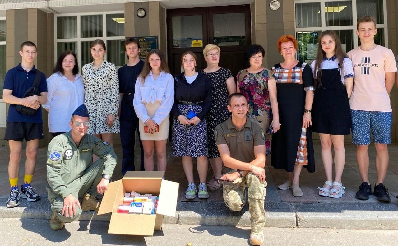 Учні школи №2 передали подарунок захисникам неба. Фото: Управління освіти Подільського району