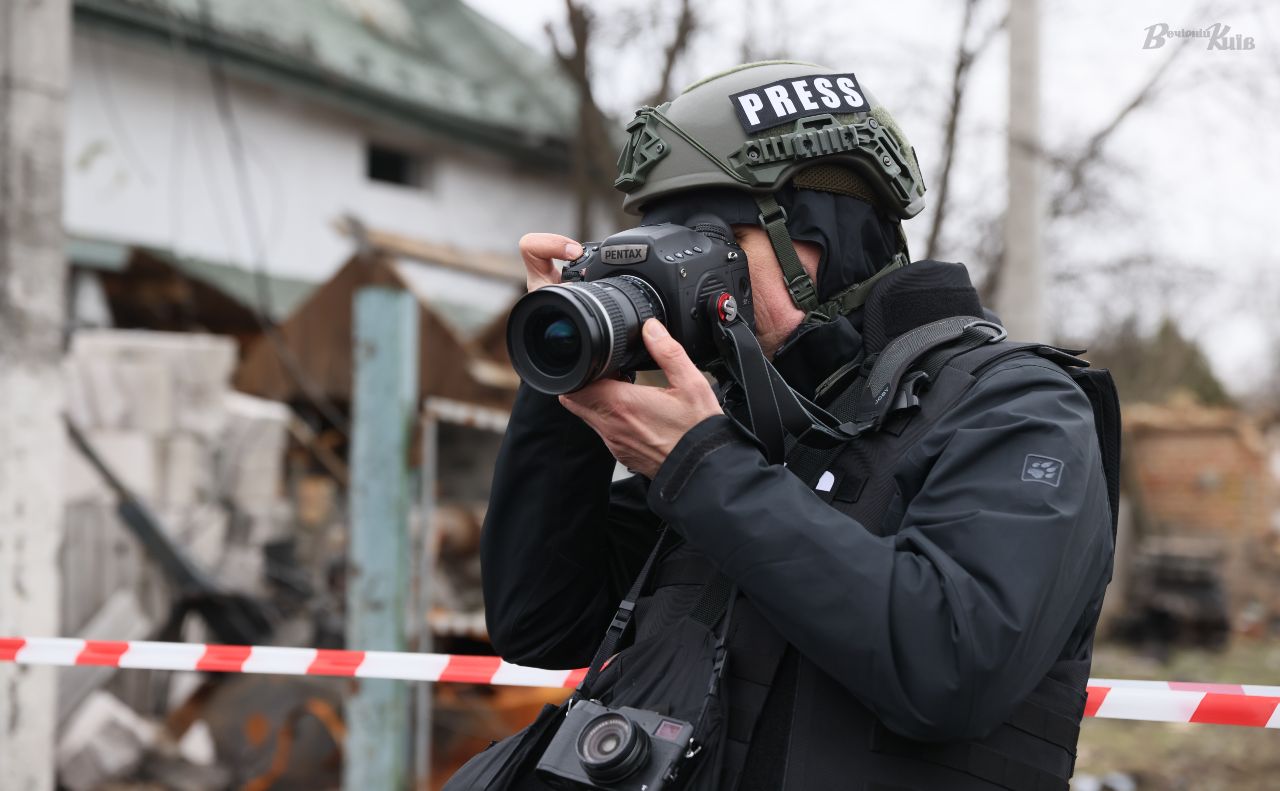 Журналіст працює у визволеній території на Київщині. Фото: Борис Корпусенко