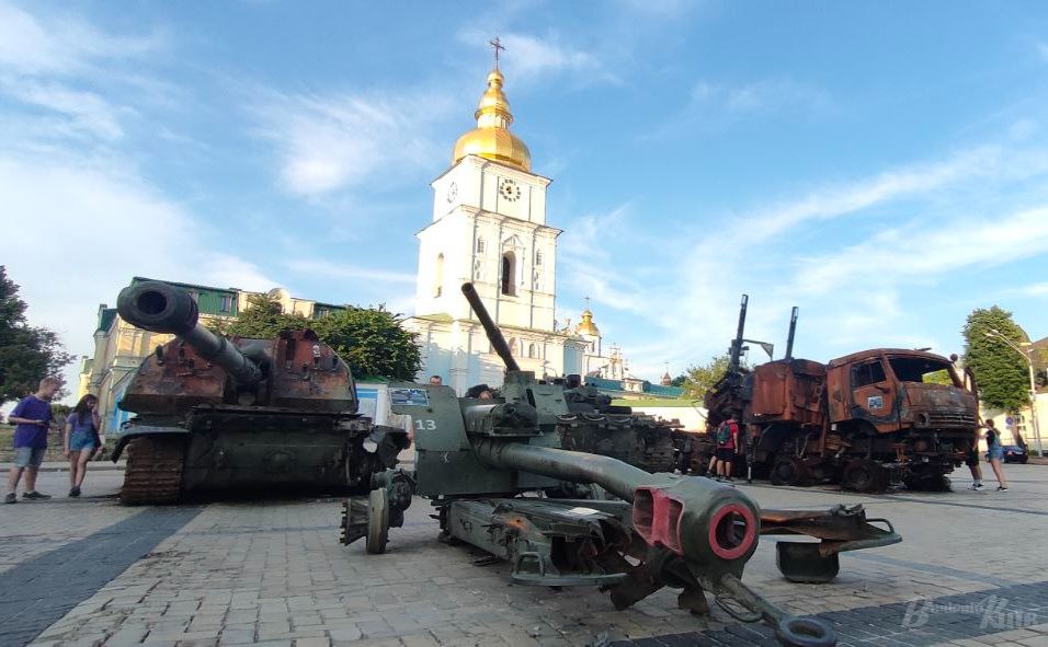Чоловіки скористалися доступністю трофеїв, що виставлені на загальний огляд. Фото автора