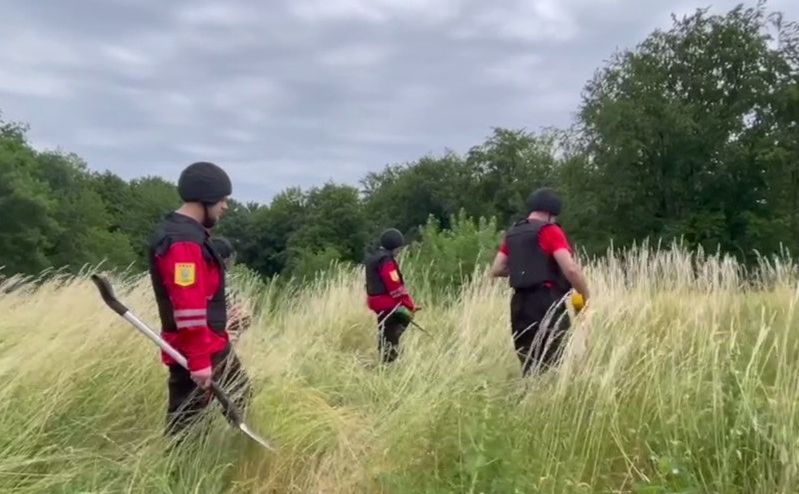 Село за селом, поле за полем, ліс за лісом сапери звільняють від прихованої смерті. Фото: КАРС