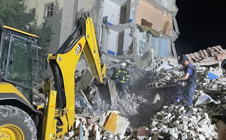 Часів Яр на Донеччині — розбомблений ракетним ударом багатоквартирний будинок. Фото: з відкритих джерел