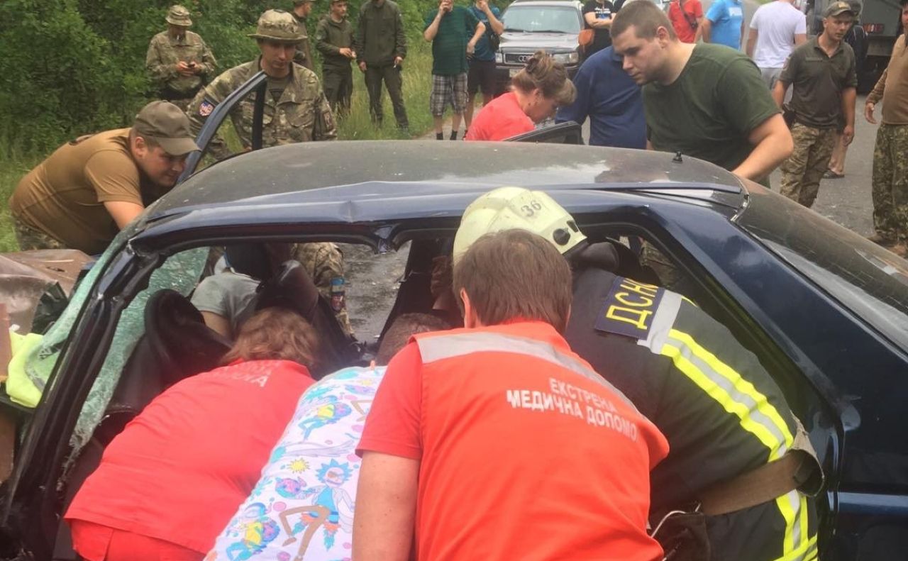 Водія з пасажиром затисло в салоні. Фото: ГУ ДСНС у Київській області