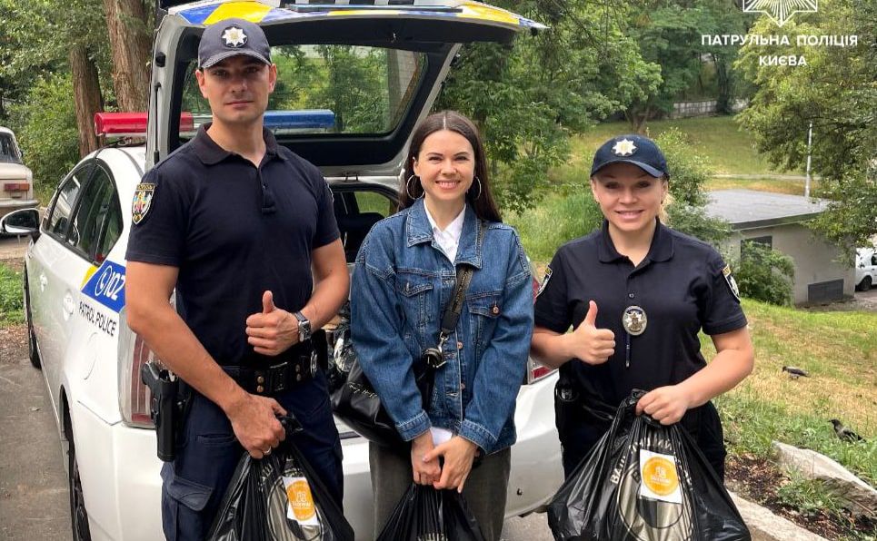 Столичні поліцейські змінили життя кількох пенсіонерів. Фото: Патрульна поліція Києва