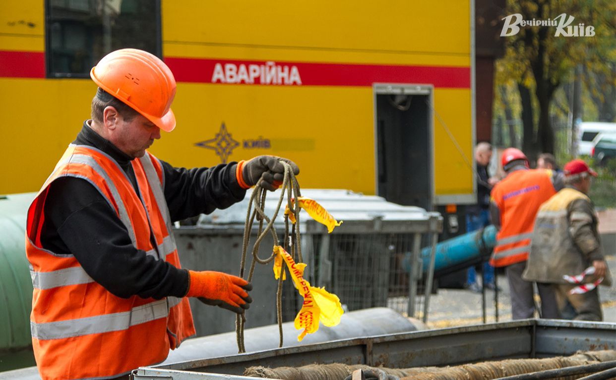 Локалізувавши пошкодження, фахівці готуються до до ремонтних робіт Фото з архіву «Вечірнього Києва»