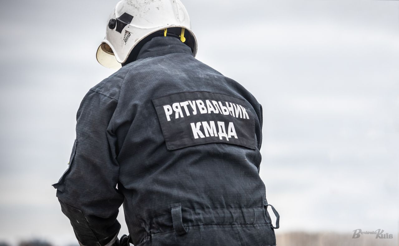 Тіло загиблого з-під станка дістали рятувальники. Фото: Олексій Самсонов