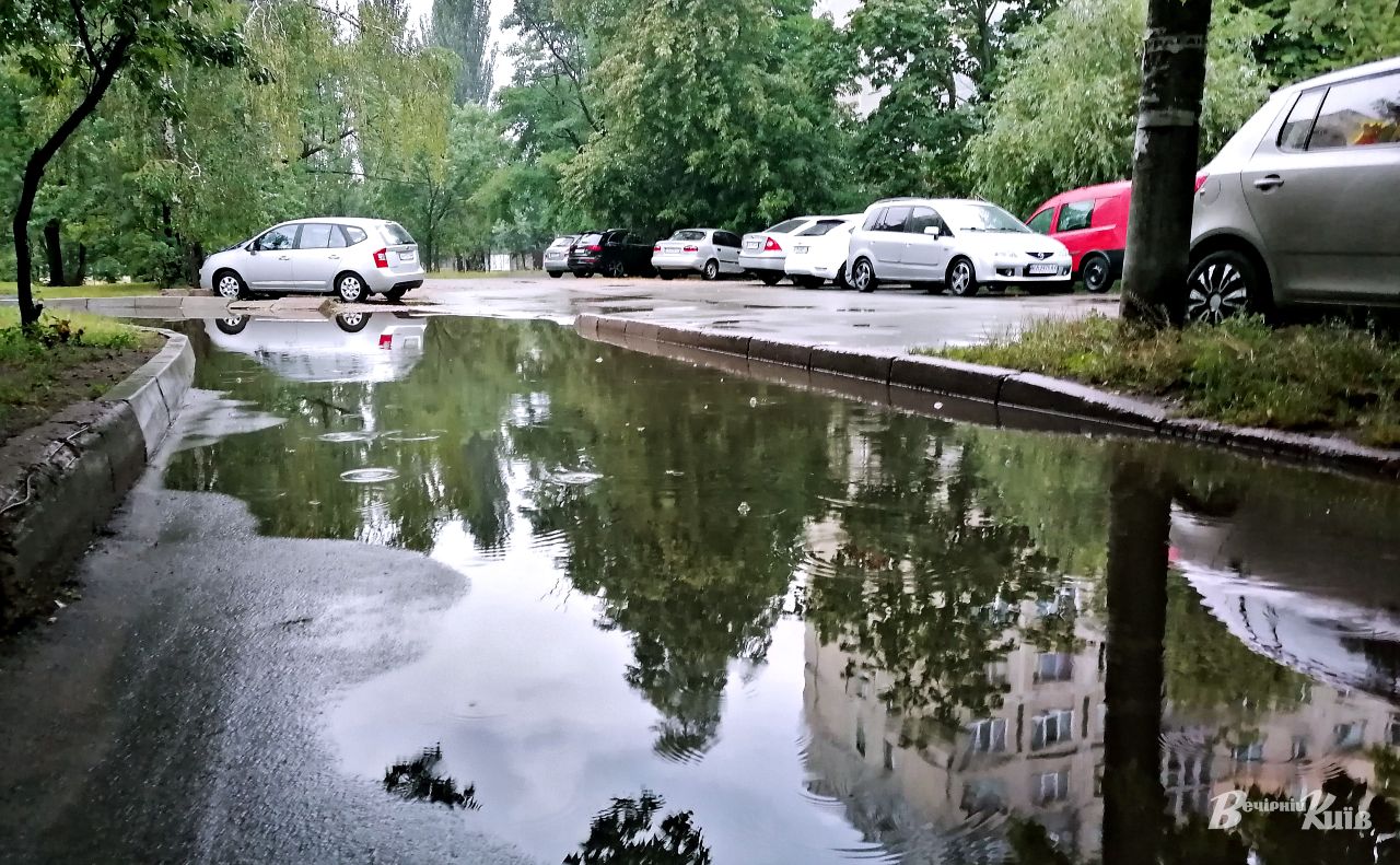 Київ другий день поспіль заливають дощі. Фото: Наталія Слінкіна