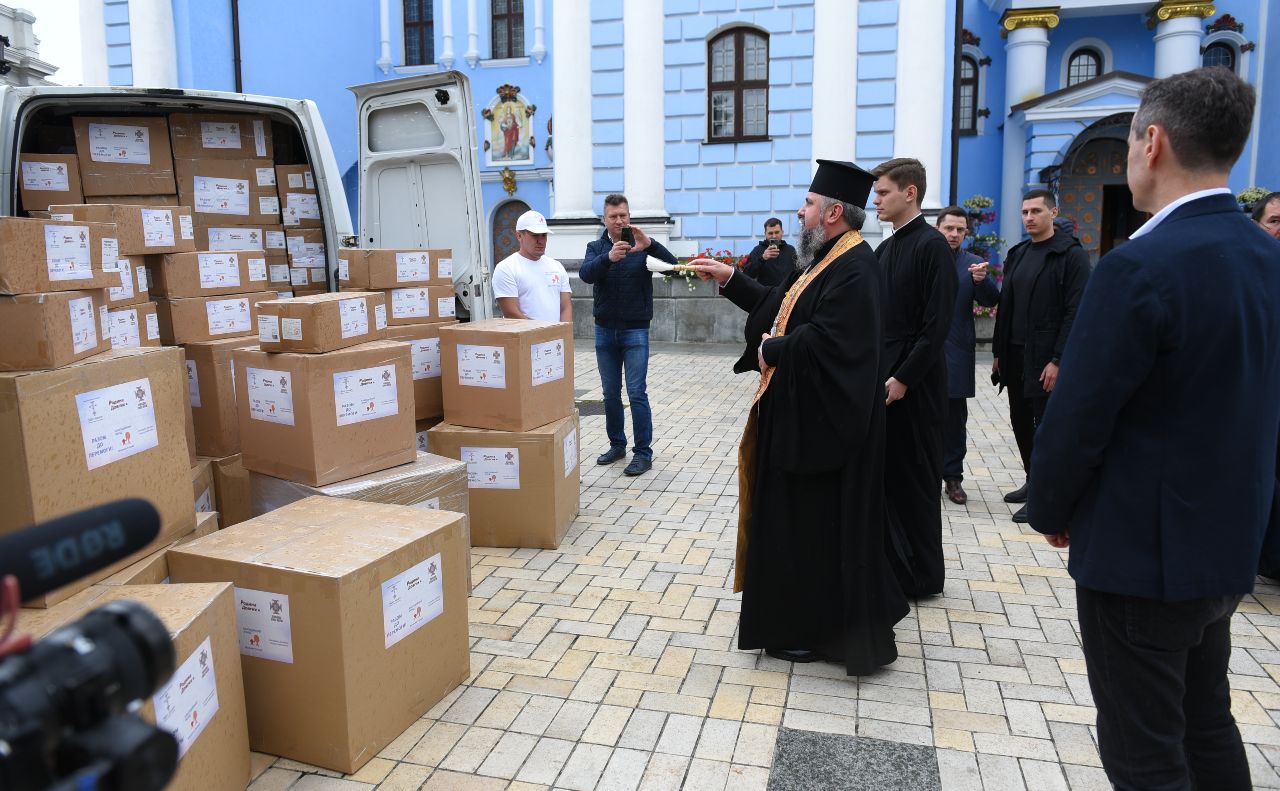 Митрополит Епіфаній освячує медикаменти для українських військових. Фото: Благодійний фонд «Можемо разом»