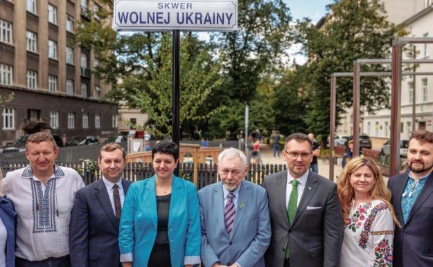 Представники міської ради Кракова на площі «Вільної України». Фото: Kraków.pl