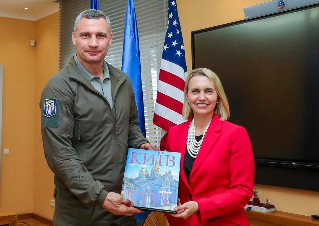Пані посол отримала від мера Києва у подарунок книгу про столицю. Фото: пресслужба В.Кличко