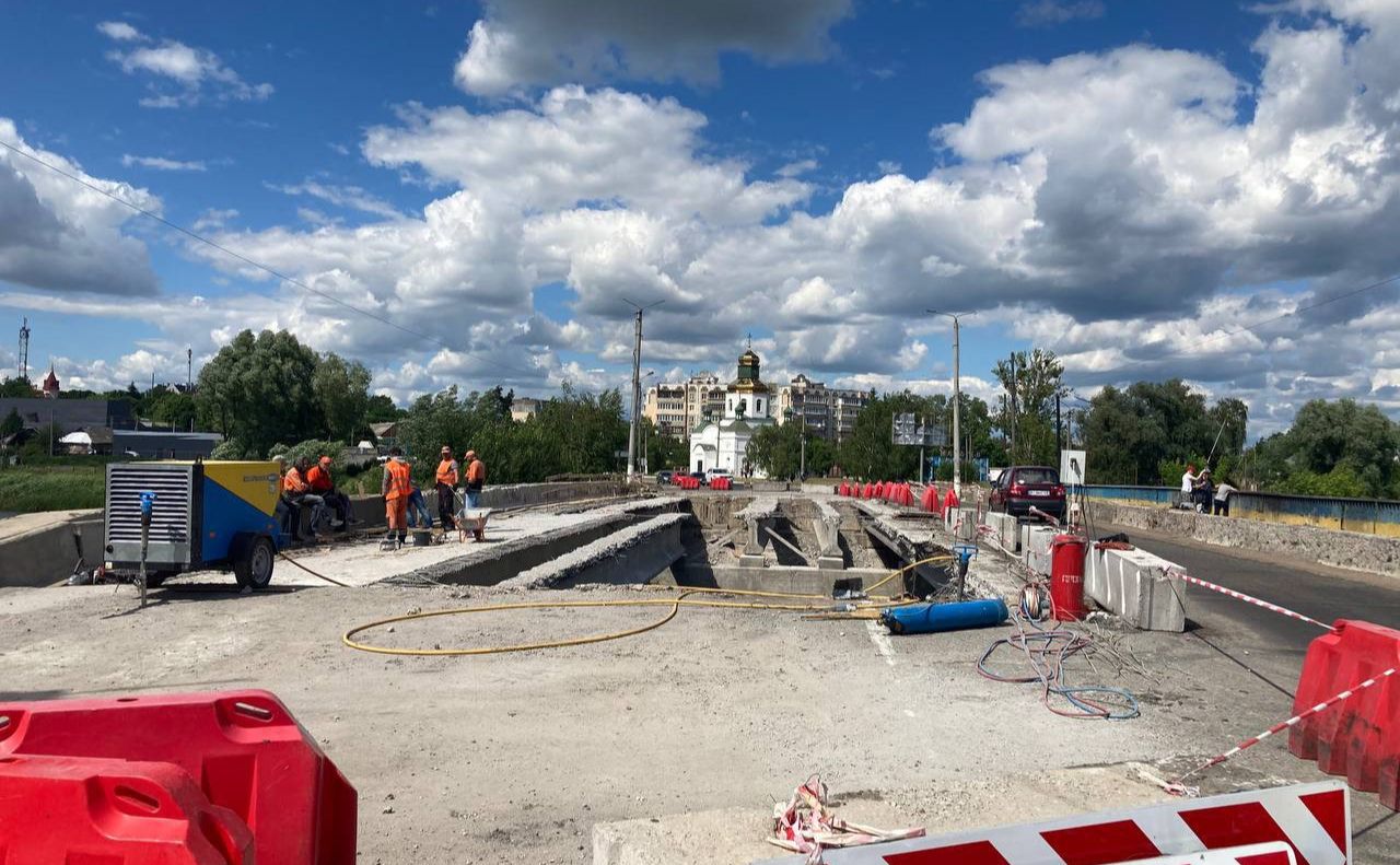 Незабаром обіцять повноцінну роботу мосту. Фото: фб Макарівська громада