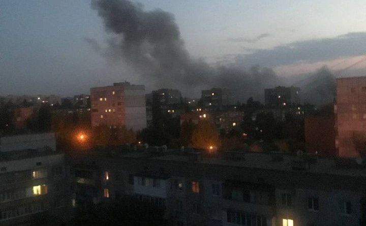 Вибух на складі вночі у Алчевську — вид з вікон багатоповерхівки. Фото: з відкритих джерел