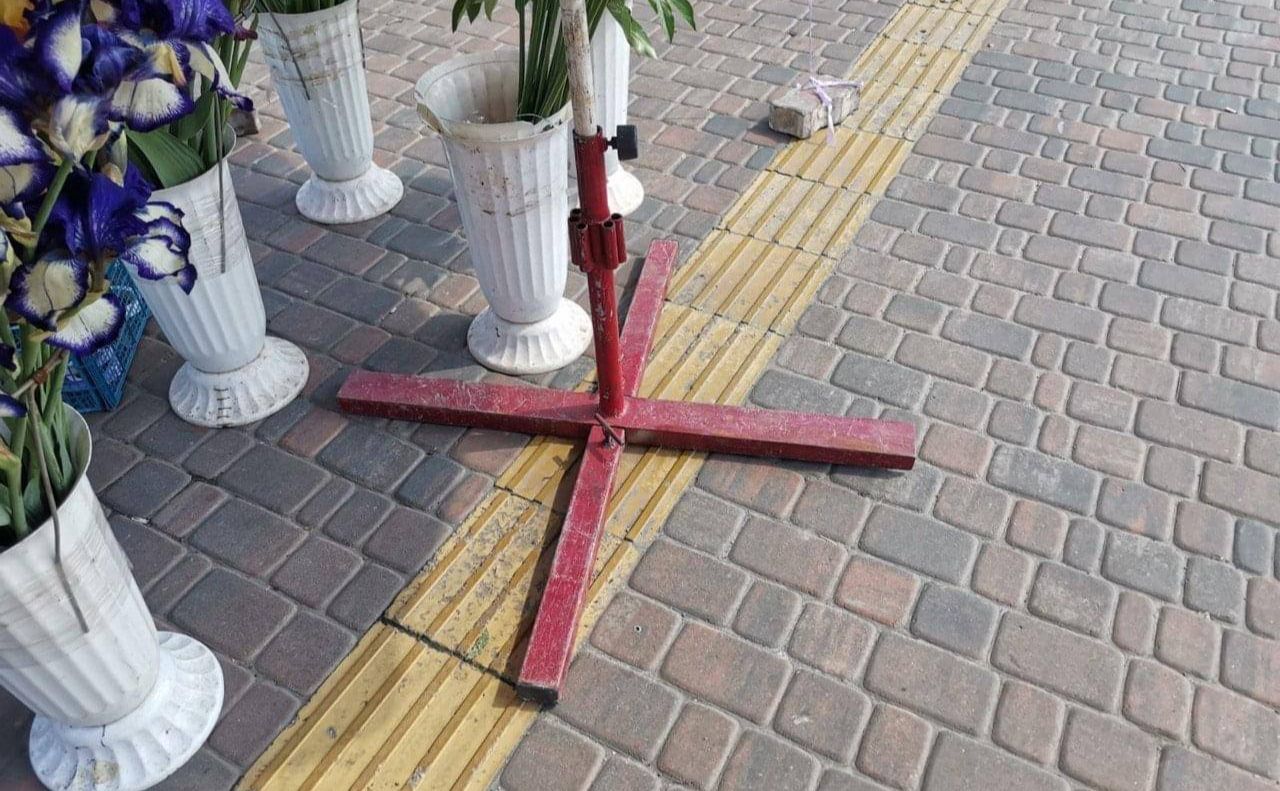 На тактильній плитці заборонено розміщати будь-які сторонні об’єкти. Фото: Київрада