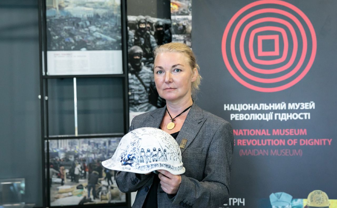 Світлана Поваляєва передала каску сина до експозиції. Фото: Музей Майдану