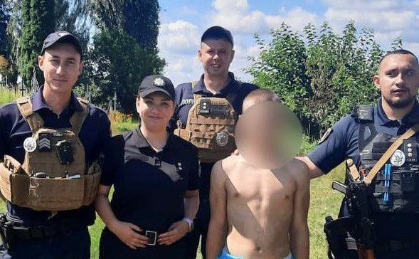 Втікача знайшли серед могил живого. Фото: Поліція Київської області