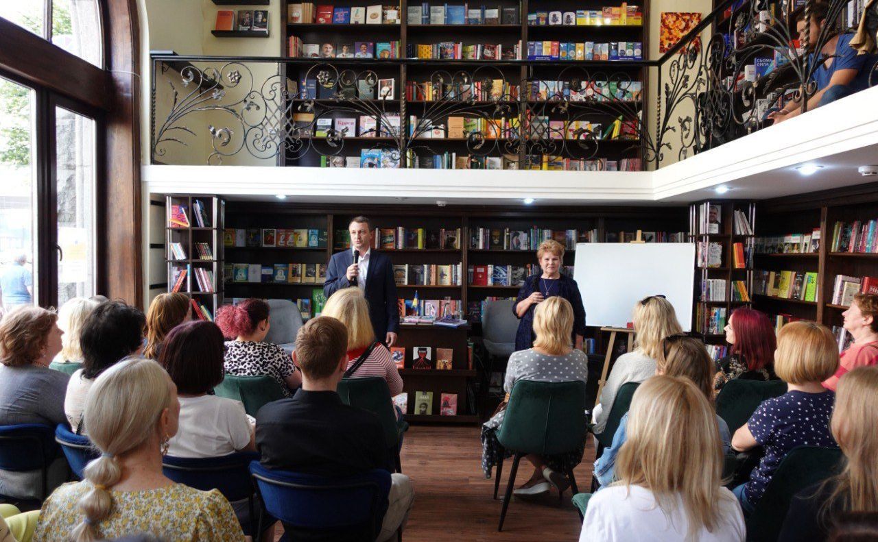 Охочі вдосконалити мову збираються у муніципальній книгарні «Сяйво книги». Фото: Міський магазин