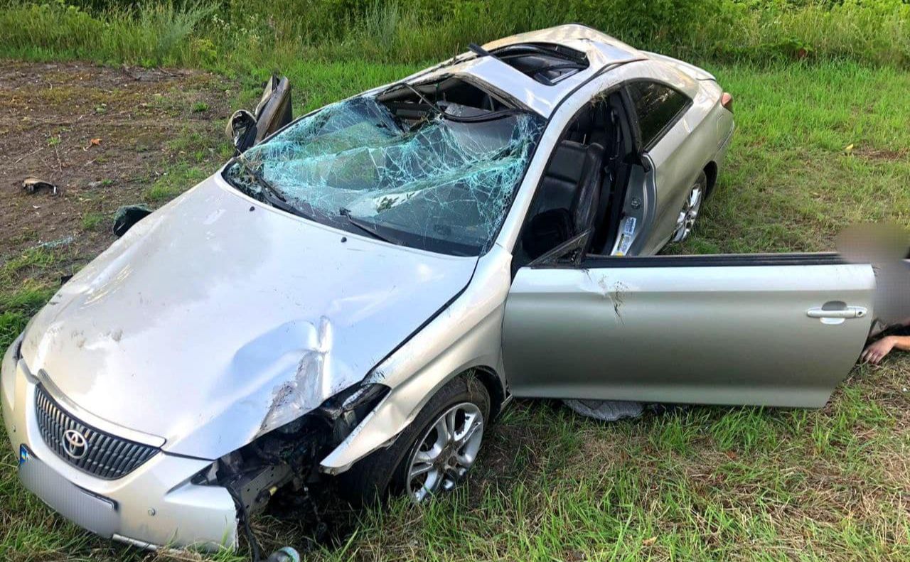 Водій Toyota вилетів з дороги та перекинувся в кюветі. Фото: поліція Київщини
