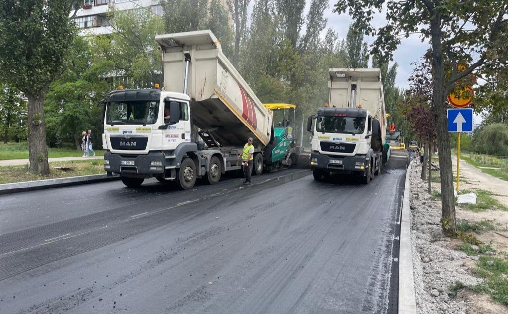 Дорожники заасфальтували проїжджу частину на вулиці Ентузіастів. Фото: КК «Київавтодор»