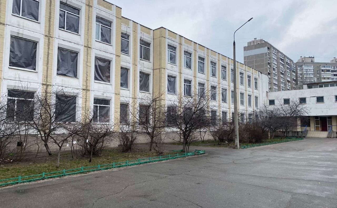 Будівлі 3 шкіл і 3 садочків потребують якнайшвидшого відновлення. Фото: Дарницька РДА