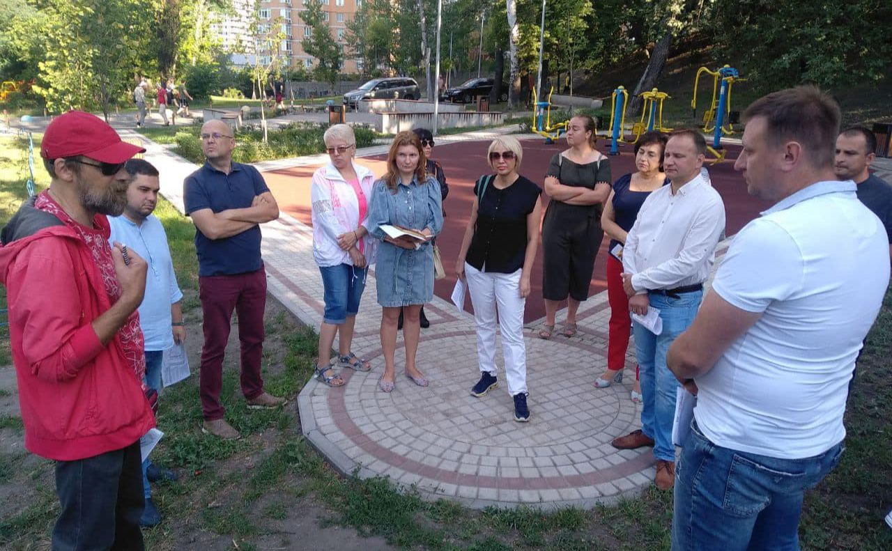 Зелену зону приводять до ладу разом з місцевими мешканцями. Фото: Зоя Ярош