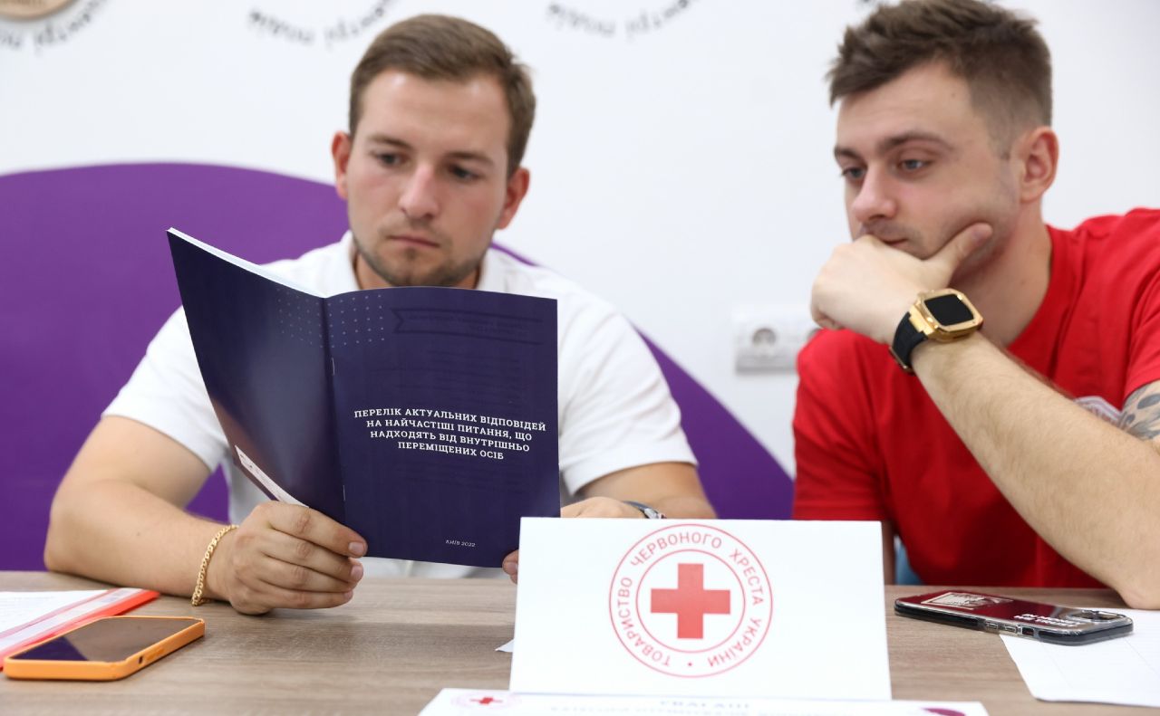Відповіді на найпоширеніші питання ВПО інтегрували в довідник. Фото: Борис Корпусенко