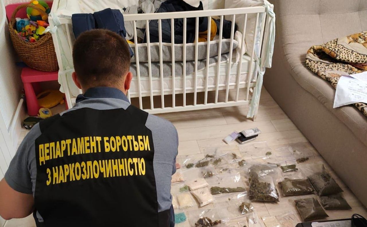 Під час обшуку у пари знайшли речовин на 300 тисяч гривень. Фото: Нацполіція