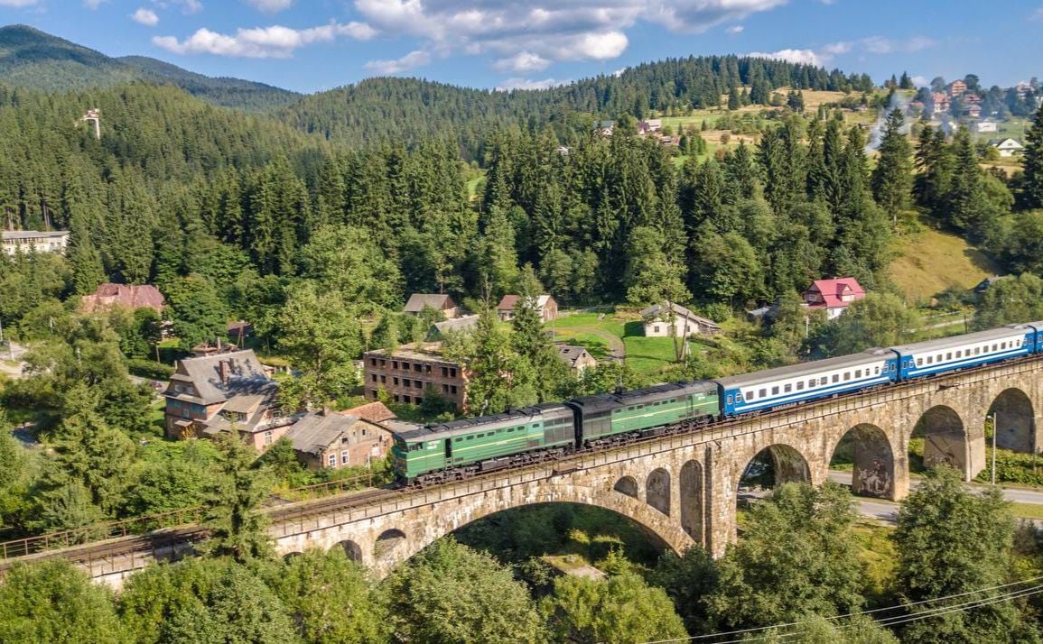 Поїзд прямує в Закарпаття. Фото: Олег Гудзеляк.